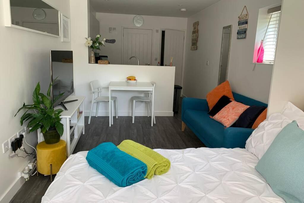 Bournemouth Nr Town Beach Train Coach Shops Lovely Entire Apartment Allows Quiet Good Dogs Eksteriør billede