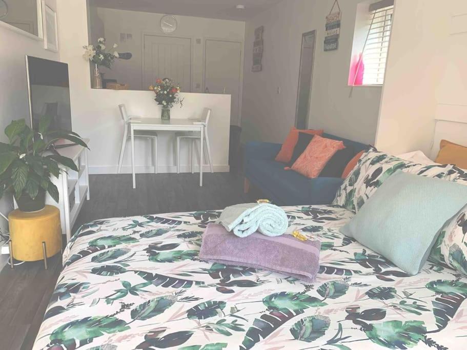 Bournemouth Nr Town Beach Train Coach Shops Lovely Entire Apartment Allows Quiet Good Dogs Eksteriør billede